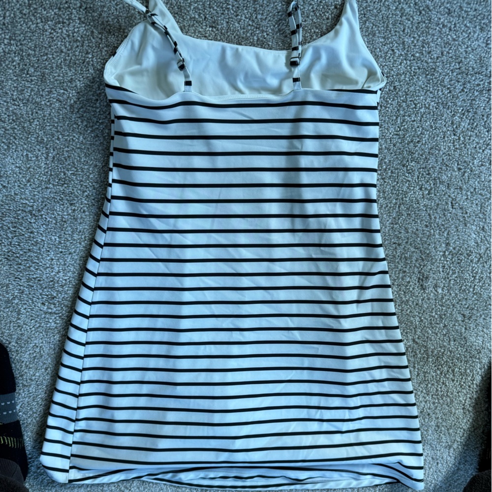 Abercrombie & Fitch White and Black Striped active dress - Picture 4 of 4